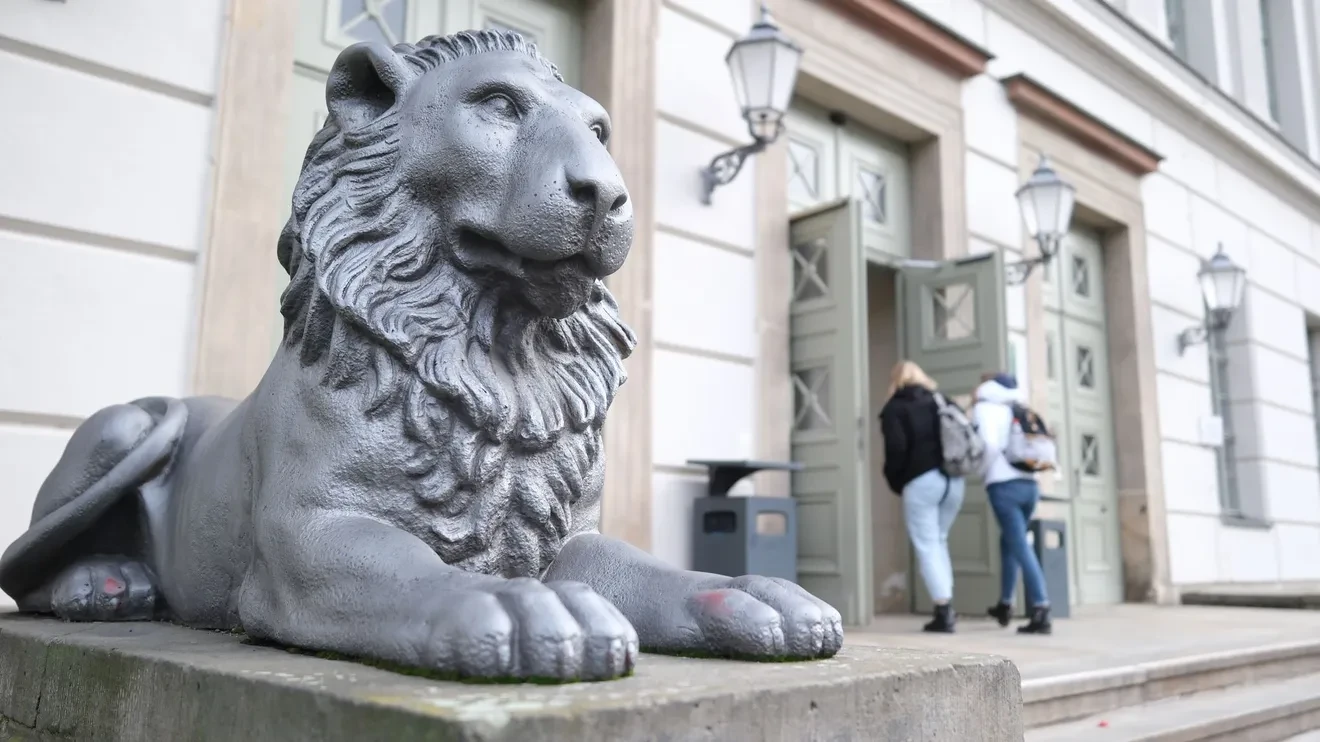 Löwenstatue vor dem Universitätsgebäude